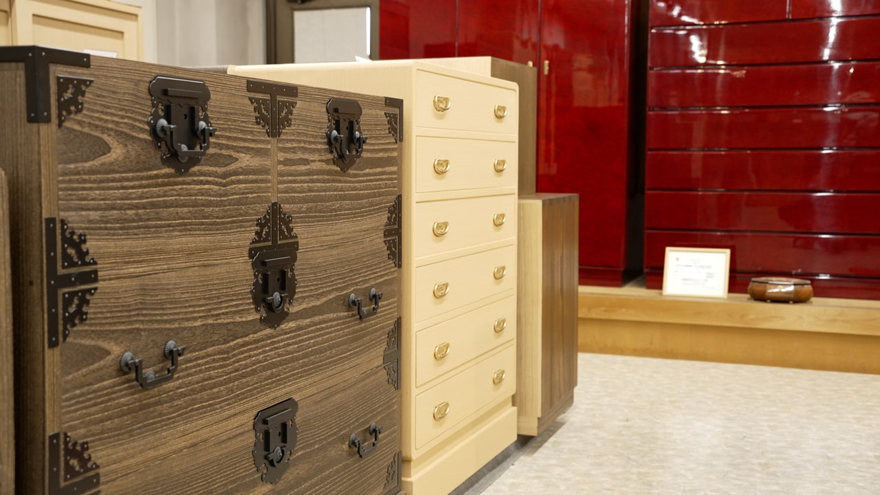 桐箪笥は大きさやカラーまで多彩なラインナップで展開している。