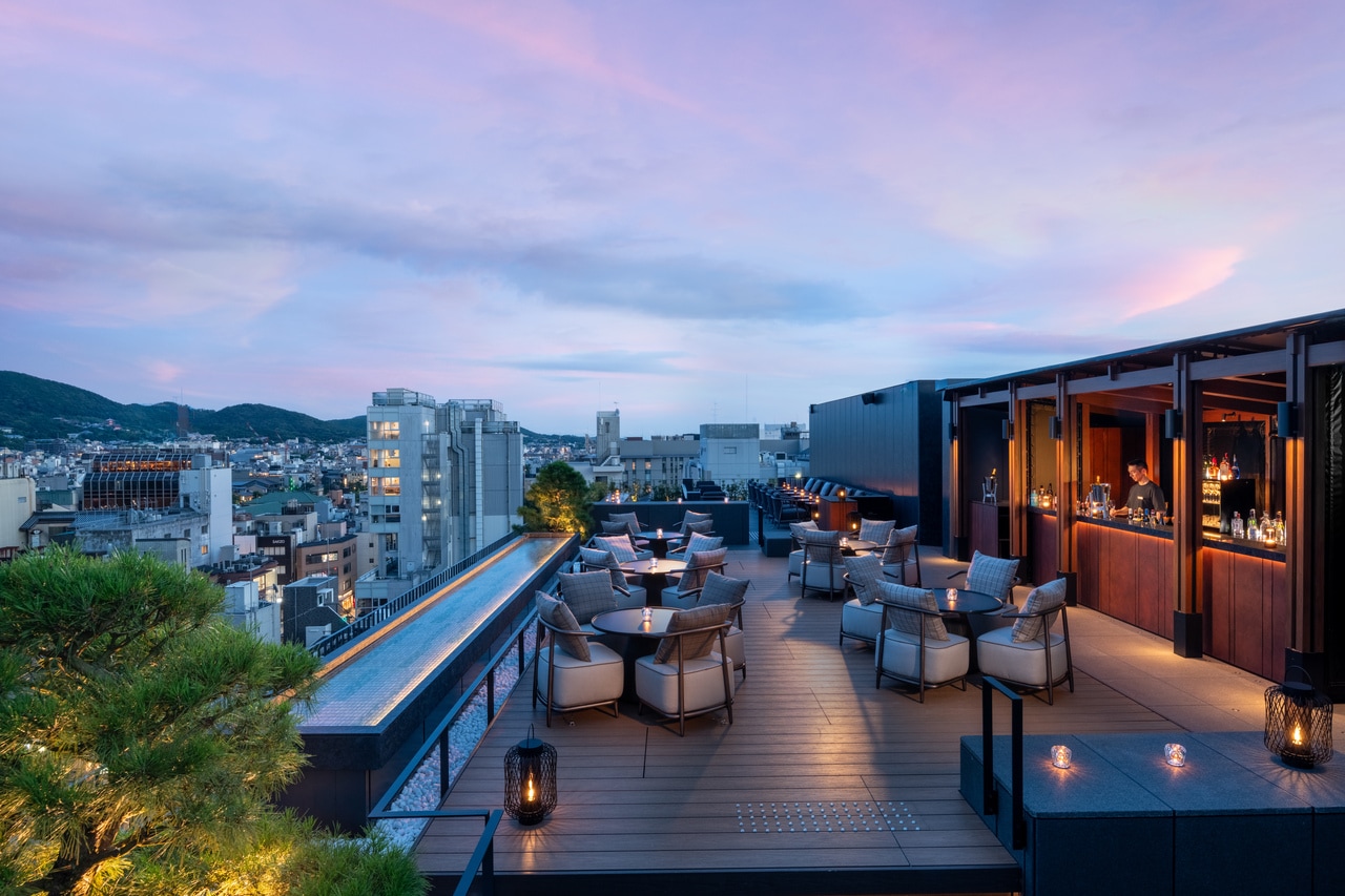 最上階のルーフトップバー「CLOUD NEST ROOFTOP BAR」（※季節営業）からは、鴨川や東山の風景を望むことができる。