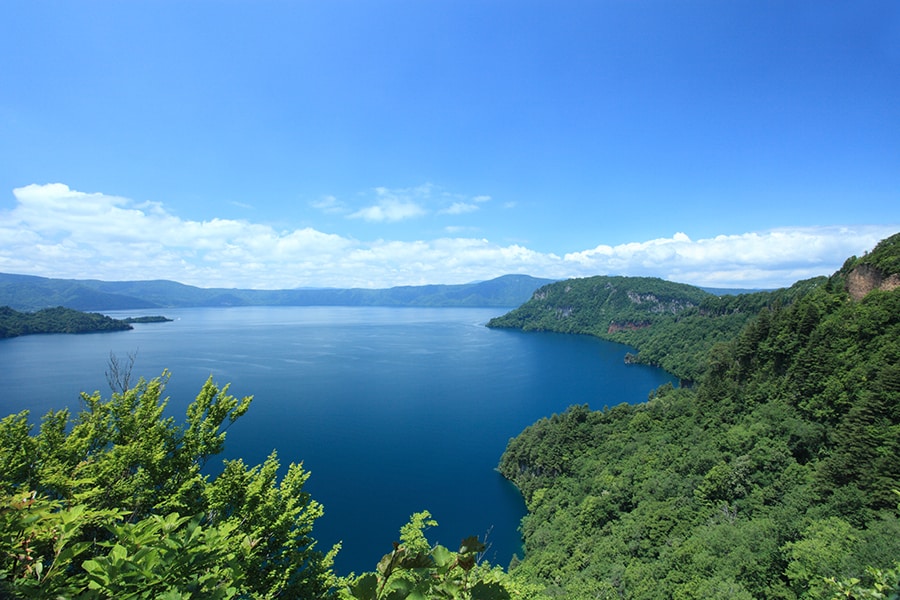 十和田湖●標高約400ｍの山上で静かに水を湛える十和田湖は、約20万年前に始まった火山活動によって形成された日本で唯一の二重カルデラ湖。神秘的な光景で旅人たちを魅了します。