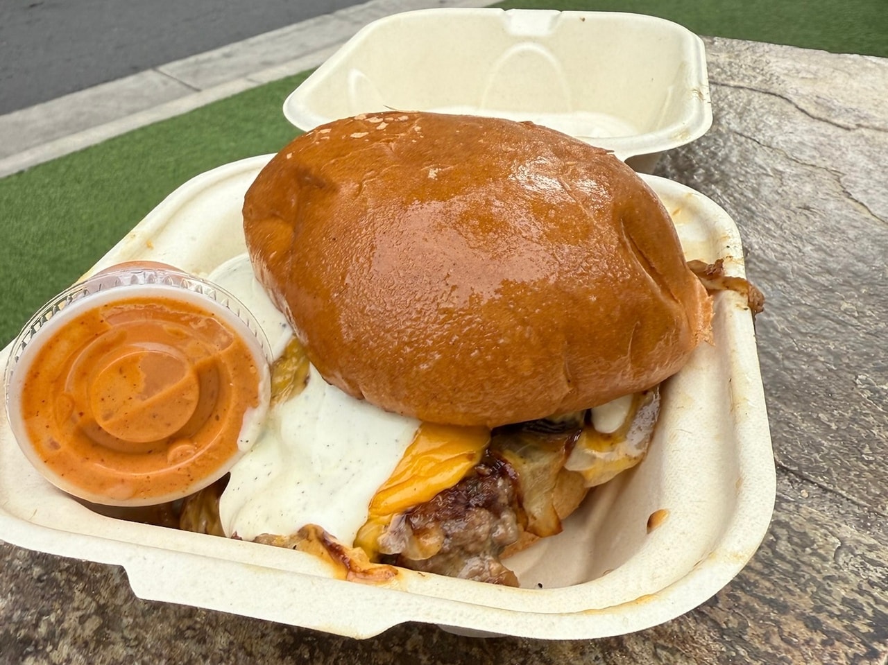 濃厚ソースが味の決め手。