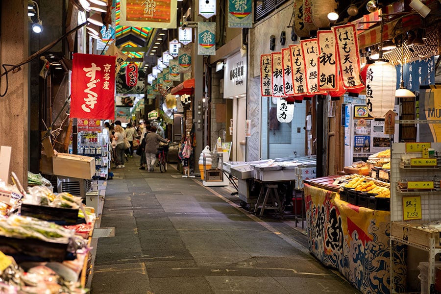 食の専門店が立ち並ぶ錦市場。ここでしか手に入らない希少なものも多い。