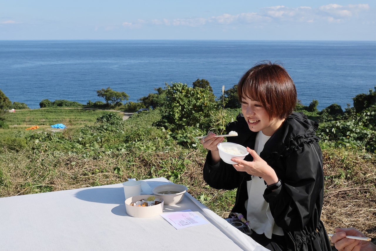 棚田と大海原を眺めての地産のランチ。この贅沢な体験は、CREAのスペシャル美食ツアーならでは。