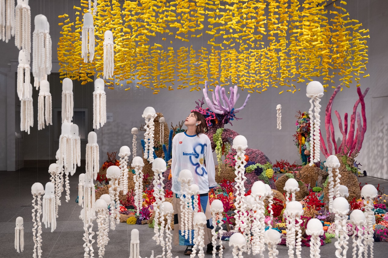 愛知芸術文化センター10Fの入り口に展示されているムルヤナ(Mulyana)《海流と開花のあいだ》 2019-の作品を観る升味加耀さん。
