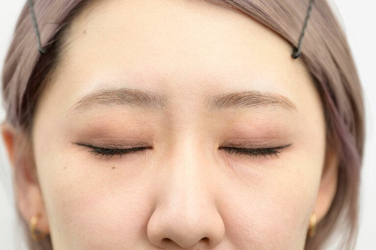 北田弥夢さんのメイク前の眉。きれいに整えられているけれど、少し左右差があり、もう少し長さが欲しいところ。