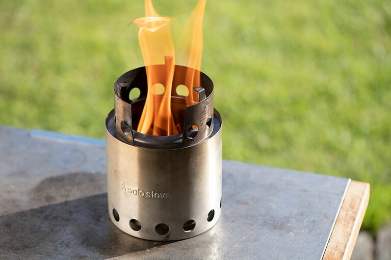 小枝などの小さい燃料を高温で燃焼できるネイチャーストーブ。ソロストーブ ライト H約10cm(収納時)・約14.5cm(使用時)、直径約10.8cm 8,800円／UPI