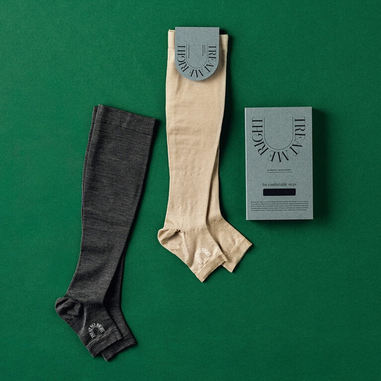 シルク着圧ソックス 各5,280円／トリート ミー ライト