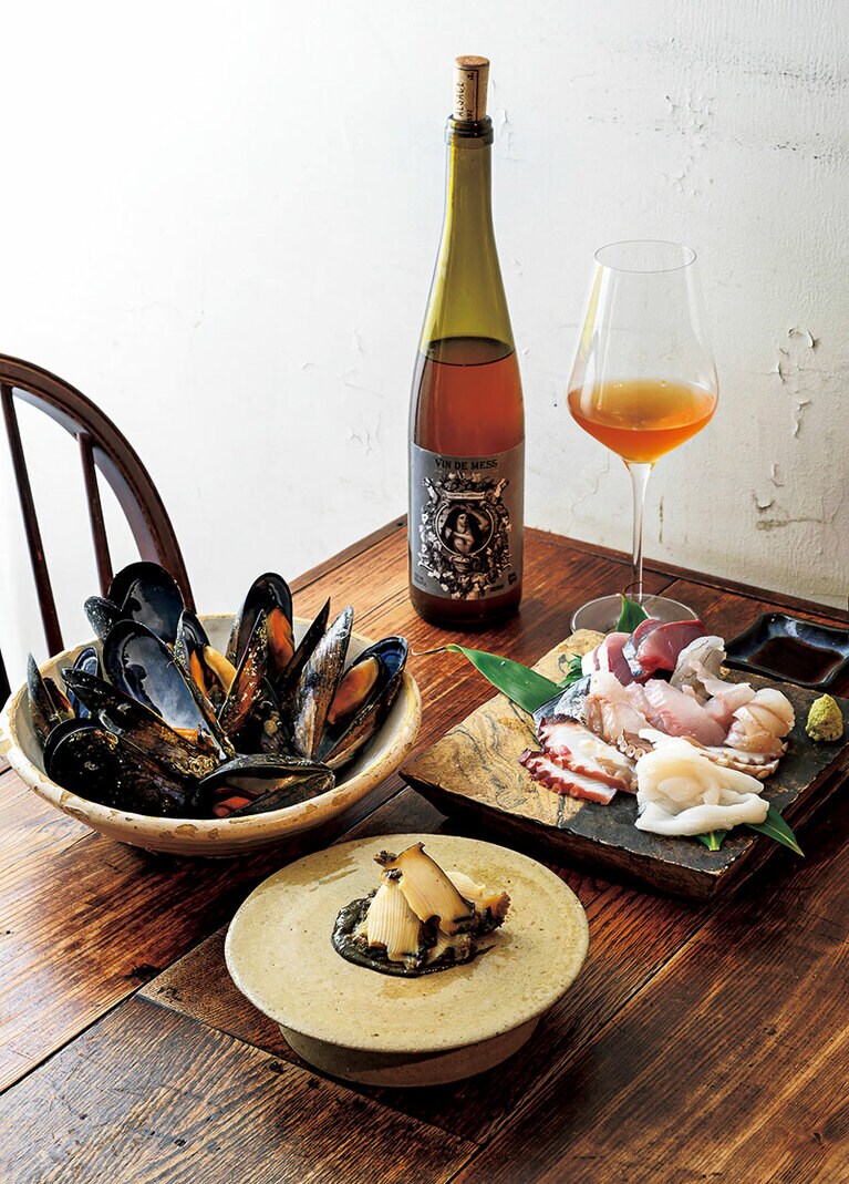 朝採ってきたばかりの“三陸産蒸アワビ”2,000円～、“蒸ムール貝盛り”980円、“本日のお刺身盛り合わせ”1人前1,200円～。