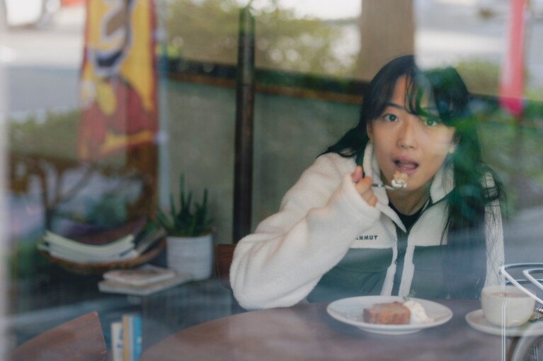 大きな窓からは光が店内に降り注ぐ。