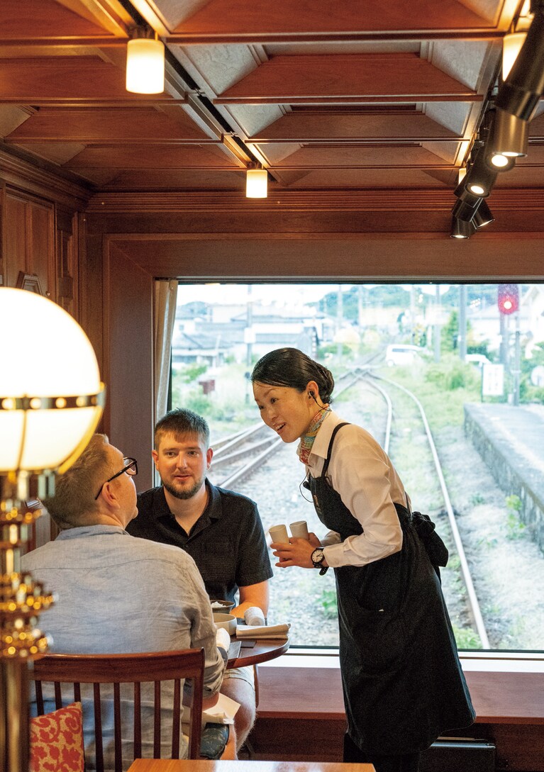 奥村さんの笑顔でラウンジカーでのひとときが明るく華やぐ。