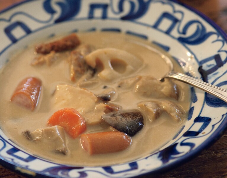 地鶏ときのこのフレンチ・ポタージュ鍋 トリュフの香り 530g 1～2人前 5,000円／la bonne terrine