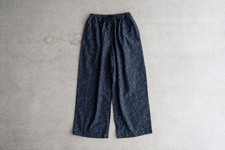 nest Robe “超撥水ジャガードイージーパンツ”／27,500円。