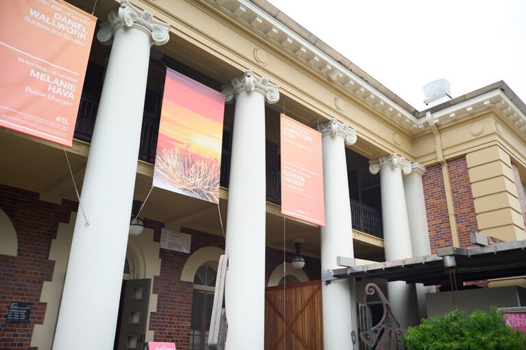 かつては政府の施設として使われていたどっしりと美しい建物。