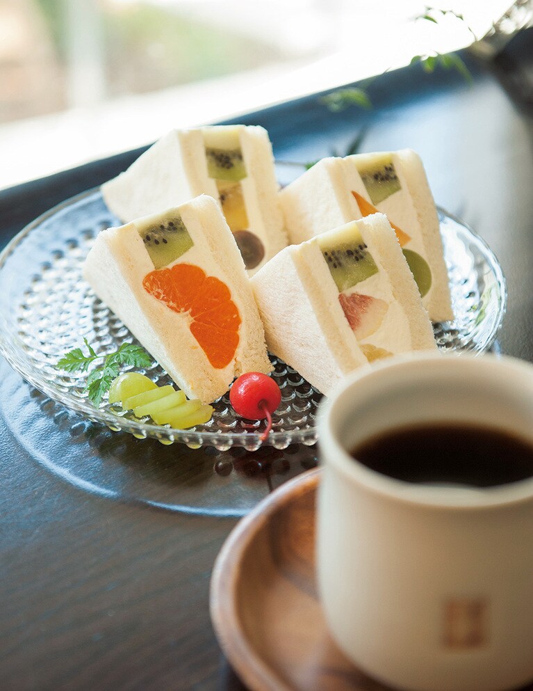 まさに“萌え断”なフレッシュ・フルーツサンド 700円とドリップコーヒー 600円。