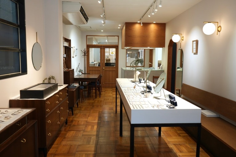 京都駅から電車で10分、うなぎの寝床とよばれる縦長の構造をした建物を実店舗にした。