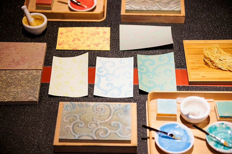 本格的な版木、絵具を使って楽しめる京唐紙づくり体験。