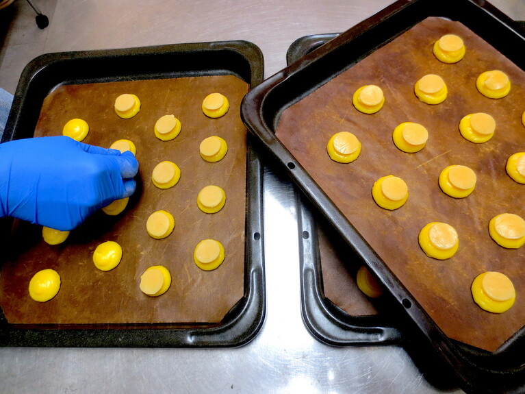 絞った生地の上にクッキー生地をのせて…。