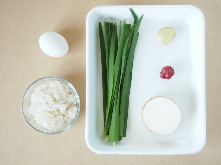 材料(1人前) ごはん100g／ 長芋100g／水200cc／ニラ50g／生姜1片(10gほど）／卵1個／梅干し1個／塩少々。
