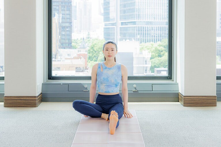 長座で座ってから、右ひざを立てて横に倒す。