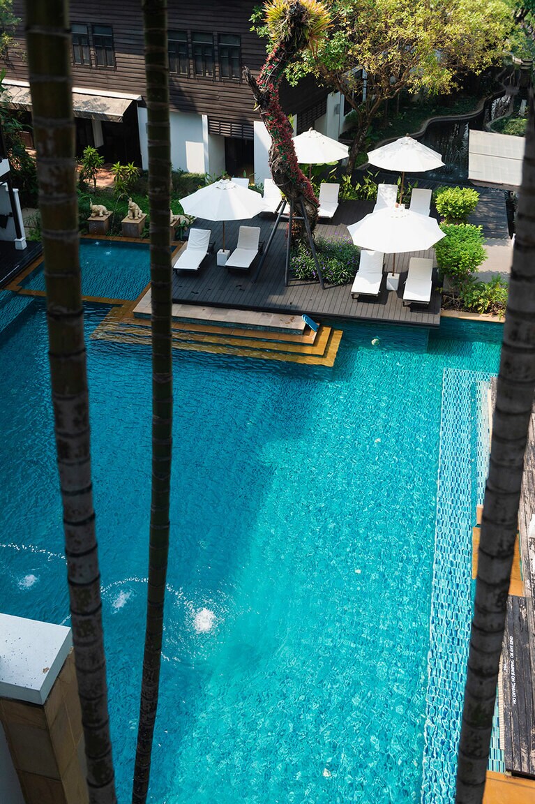 コの字形の宿泊棟に囲まれて屋外プールが設けられている。