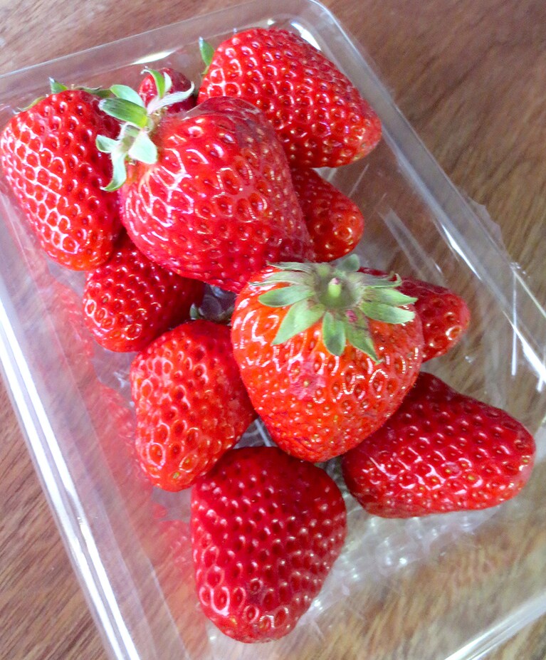 神戸市北区淡河の個人農家・森本聖子(しょうこ)さんが栽培するイチゴを使用(期間限定)。