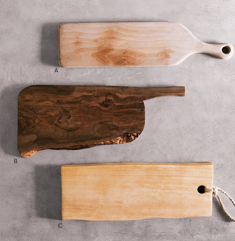 A. 木材の特性を生かした、触覚にも訴える角のない美しい仕上がり。ボード 10,000円／ハンプソン ウッズ(ドワネル)。 B. アンダルシア産のオリーブウッド。ボード 8,500円／エルアルテ デルオリヴォ(ザッカワークス)。 C. 乾燥に強いマンゴー素材を使用。ボード 3,800円／ザ・コンランショップ