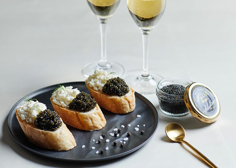 シャンパンを片手に、キャビアとリコッタチーズを載せた贅沢なブルスケッタを味わいながら、歌声と波音のハーモニーを楽しみたい。