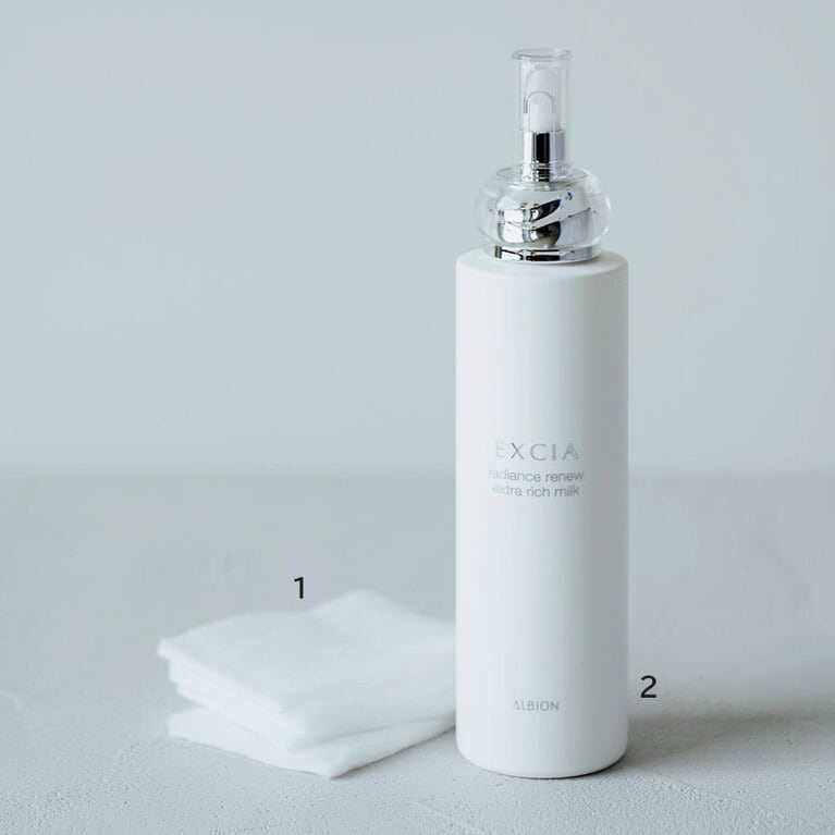 1：赤ちゃんの肌にも使える肌に優しいコットン。フェイシャルコットンL 120枚入り 418円 
2：脂肪幹細胞の創傷治癒の働きに着目したオリジナル成分「ヒトリシズカヒトリン」と、「ムラサキシキブエキス」によって肌再生を叶える。エクシア ラディアンスリニュー エクストラリッチミルク 200g 13,200円／ともにアルビオン