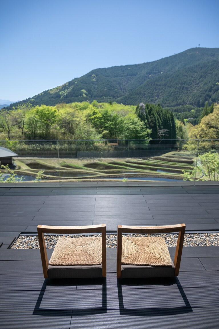 その美しさは日本庭園以上ともいわれる棚田のランドスケープに心癒やされる「棚田テラス」。