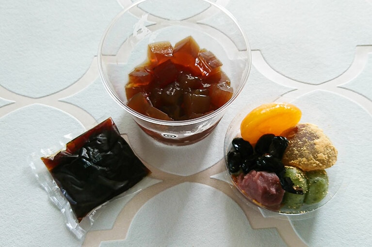 左から、黒糖のみつ、寒天、お餅や豆など。