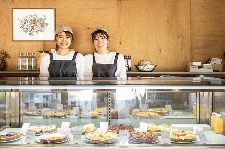 明るい笑顔がお出迎え。