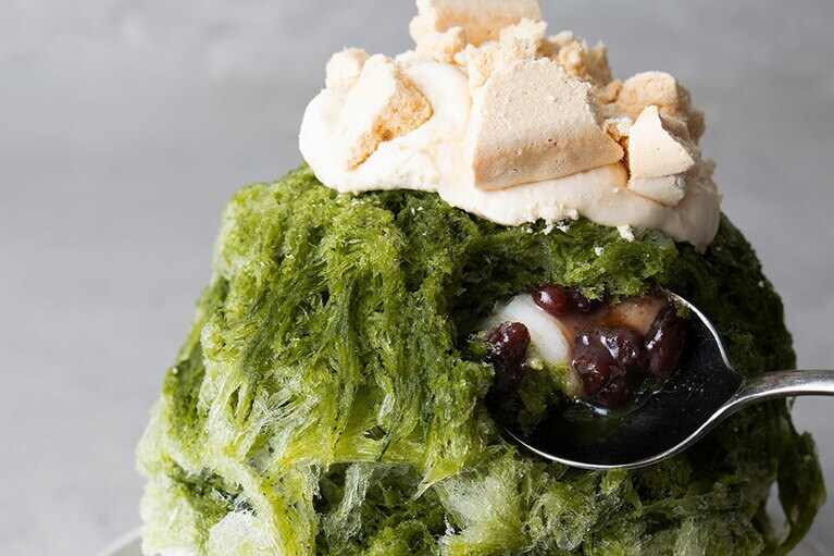 日本の文化を背負って羽ばたいた「抹茶あずきメレンゲ」。中にはお餅が入っている。