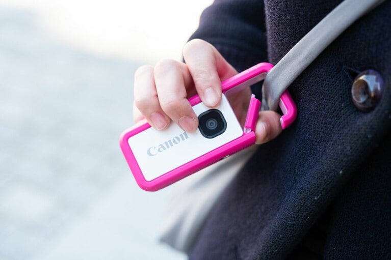 鞄やパンツのベルトループに引っかけてキーホルダー感覚で持ち運ぶことができます。