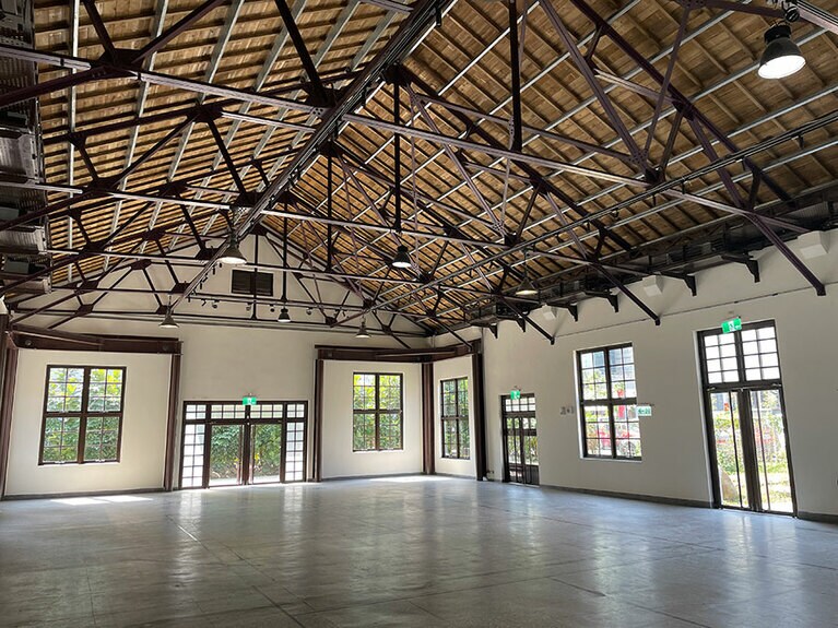 たくさんのガラス窓が備わる広々とした空間。