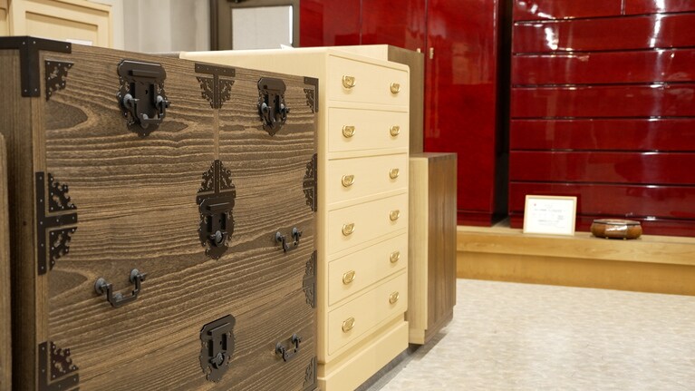 桐箪笥は大きさやカラーまで多彩なラインナップで展開している。