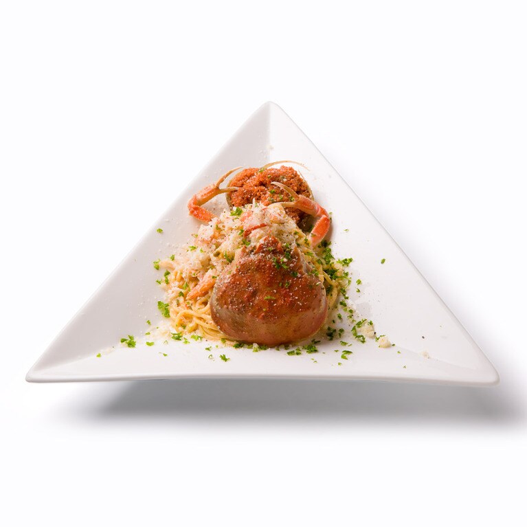 蟹はゆでずに蒸して、濃厚な旨みをキープ。蟹味噌と内子の入ったクリームが手打ちパスタに優しく絡む。甲箱蟹が終わると毛蟹のシーズンが始まる。