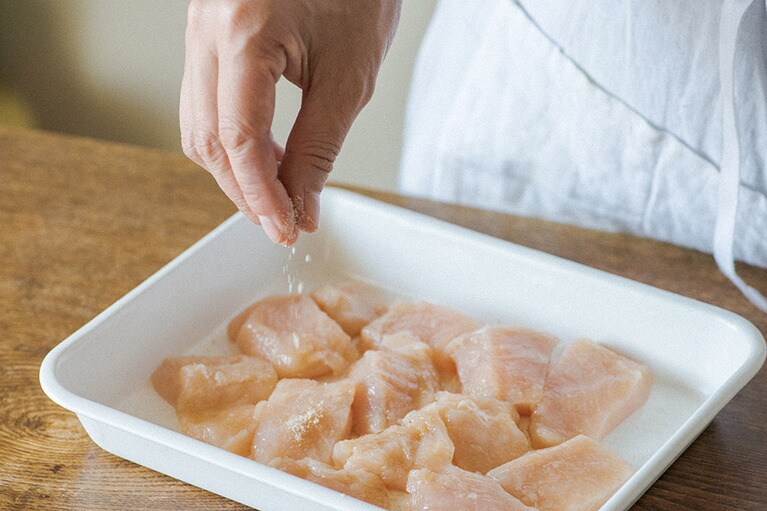 ［ポイント］鶏むね肉をしっとりさせるキーとなるのがお砂糖。表面にまぶして軽くもみこむことで、肉の表面に付いた砂糖が、肉汁などの水分を抱え込むため、水分が逃げにくくなります。