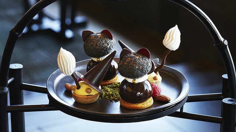 トレイ上段にて目を惹く「ハロウィンキャット」。チョコレートの帽子とホウキがかわいい！