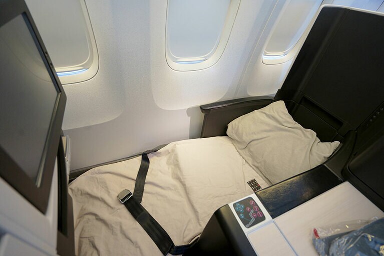 ベッドメイクをしてみた。フルフラットになるので、モニターの下に足を伸ばすことができる。