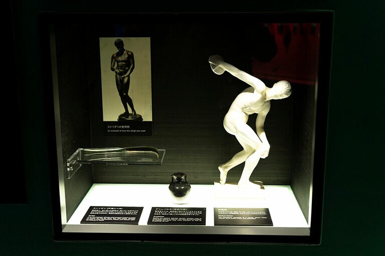 写真左、古代アスリートが使った“汗取りへら”に大興奮！