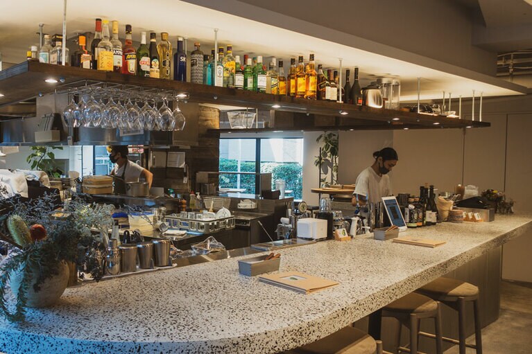 しっかり食事もできる広々としたカウンター。