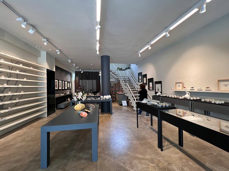 広い空間を贅沢に使って、小さな食器をディスプレイされている。