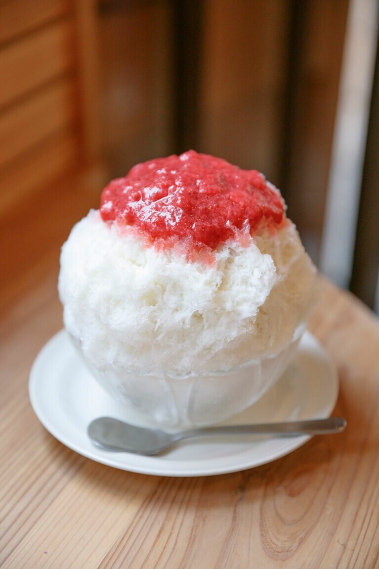 いちごのフレッシュな酸味が主役 「女峰いちごみるく氷」1,000円。