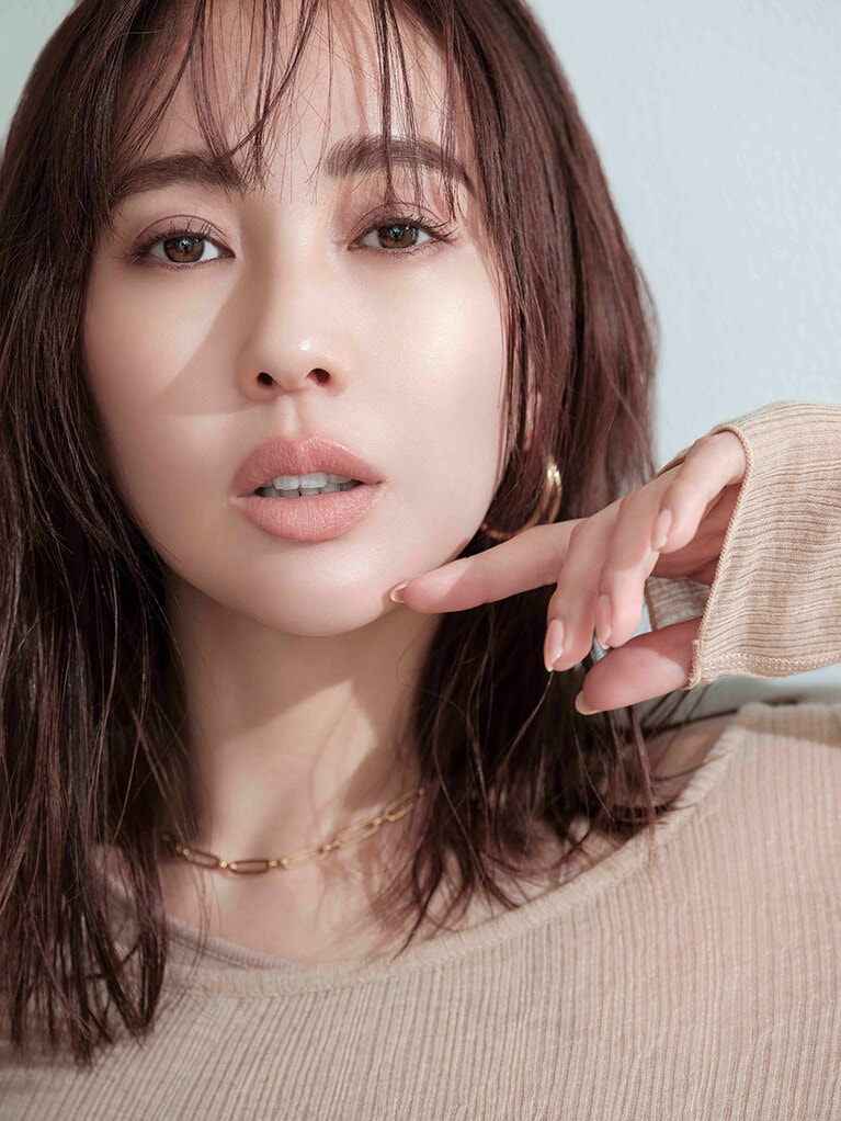 フジコ 足しパレ 02 彫り深モーヴのメイク画像。