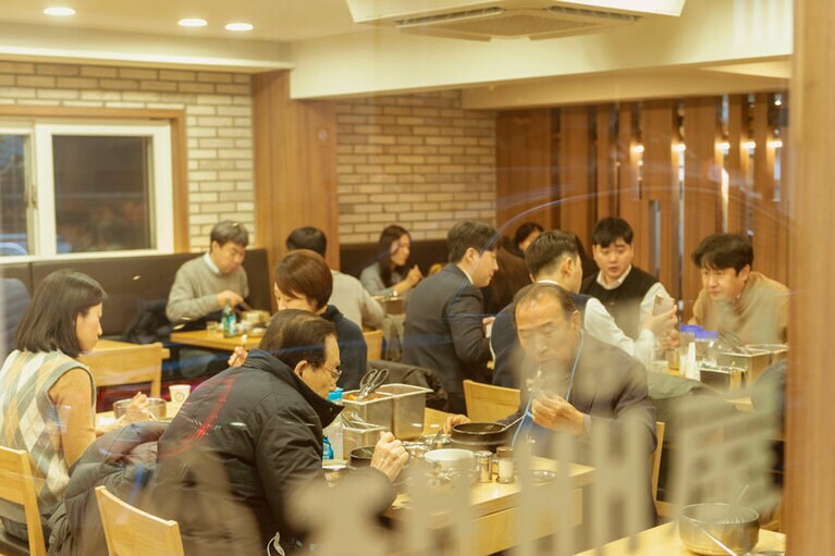 市庁駅近くにある「チェムベオッ」の昼はビジネスマンで満席。