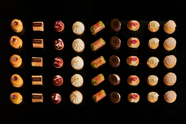 小さなお菓子を選んで箱に詰めてもらう。