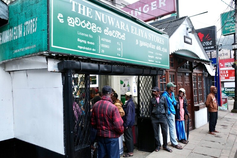 夕方になると仕事帰りの地元民でにぎわうヌワラ・エリヤの酒場。