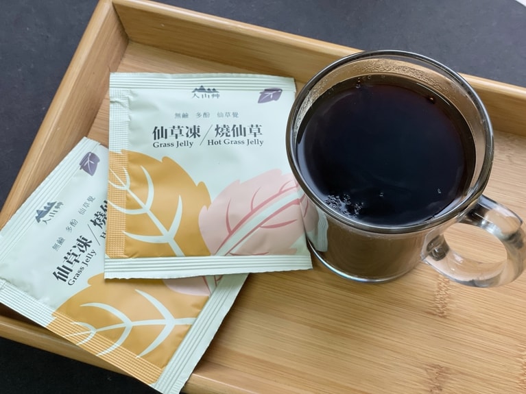 これからの季節に大活躍する仙草ゼリーの素。