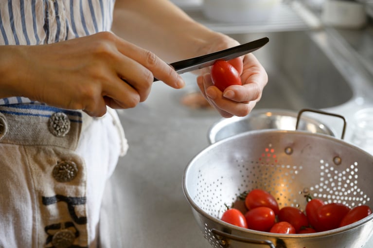 湯むきしやすいようにするため切り目を入れる。
