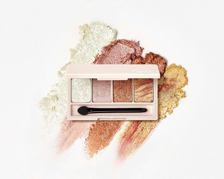 01番、02番とは真逆の、全色パールやラメ入り。多色ラメが輝くホワイトグリーン、1色だけでキレイな立体感が出るシルバーパールの効いたブラウン、メタルな輝きのコッパーブラウン、ゴールドにパープルの輝きがまぶされたギャラクシーなカラーの4色。マットカラーで作った目元にアクセント付けるのにも最適。フジコ 足しパレ 03 うるみラメ 2,090円／かならぼ