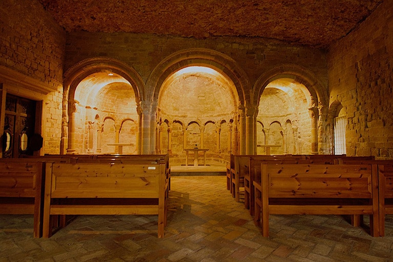 3つの内陣祭室は独特で、天然の岩にはめ込まれたアーチが美しい。この修道院は重層的なつくりで、この祭室の下にもスペイン最古の礼拝堂などがある。